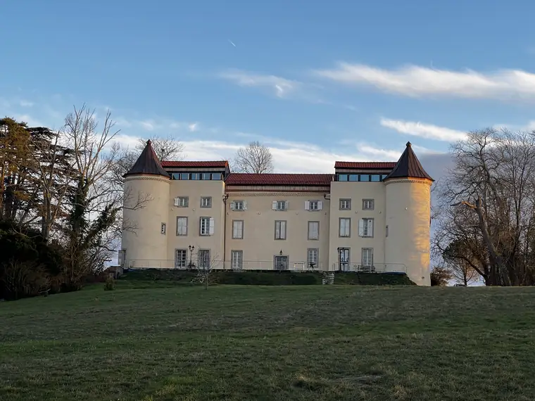 Herrenhaus aus dem 16. Jahrhundert mit zwei Ecktürmen in Frankreich