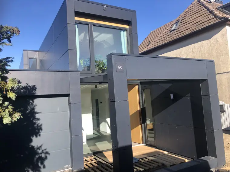 Eingangsbereich eines modernen Einfamilienhauses mit dunkler Fassade in Braunschweig